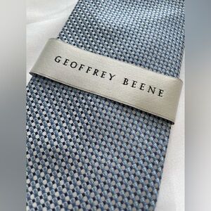 NWT Geoffrey Beene Geometric Satin weave Blue and Silver Tie